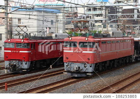 Pulled by an EF81 electric locomotive: On the Tohoku Line where distribution trains run parallel to each other. Pulled by an EF81 electric locomotive: On the Tohoku Line where distribution trains run parallel to each other. 108253803
