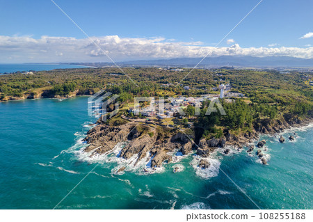 無人機｜從海上鳥瞰懸崖上的旅遊景點東尋坊｜福井縣堺市（10月拍攝） 108255188