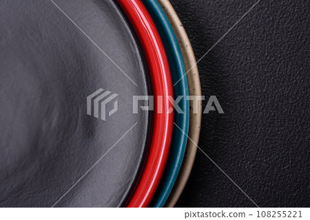 Beautiful empty round ceramic plate on a concrete background 108255221
