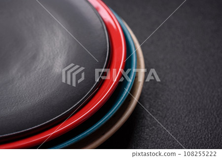 Beautiful empty round ceramic plate on a concrete background 108255222