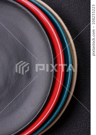Beautiful empty round ceramic plate on a concrete background 108255223