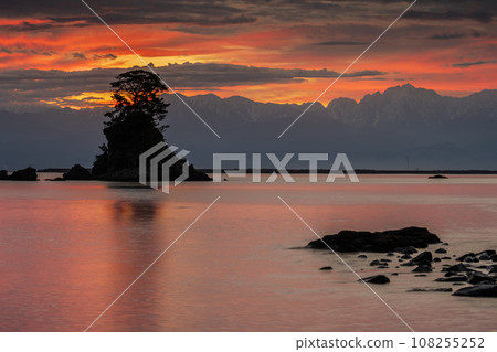 Views of the calm waves of Toyama Bay and the magical morning of Amaharashi Coast | Takaoka City, Toyama Prefecture 108255252