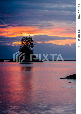 Views of the calm waves of Toyama Bay and the magical morning of Amaharashi Coast | Takaoka City, Toyama Prefecture 108255253