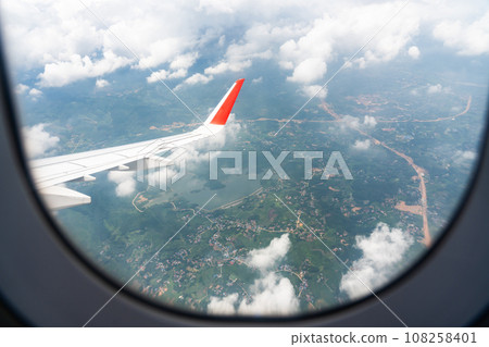 飛越越南上空的飛機機翼和下面的景色 飛越越南上空的飛機機翼和下面的景色 108258401