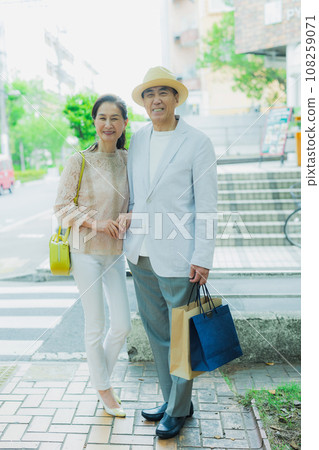 Middle-aged couple shopping 108259071