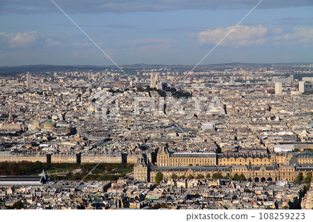 法國巴黎南部蒙巴納斯大樓（蒙巴納斯大樓）觀景台的蒙馬特山與城市景觀 108259223