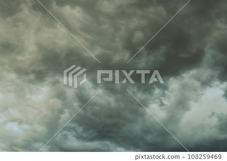 天空背景覆蓋著雨雲 b-3 電影風格 108259469