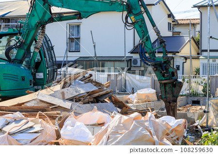 Demolition work of an old wooden detached house 108259630