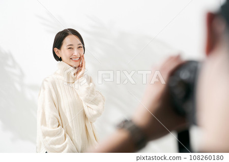Female model being photographed 108260180