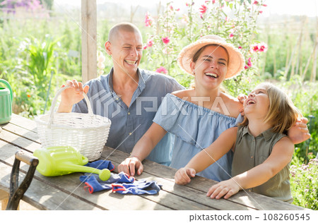 Family resting in garden 108260545