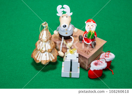 桌上有迷你聖誕老人、馴鹿、禮物和書籍的照片 桌上有迷你聖誕老人、馴鹿、禮物和書籍的照片 108260618