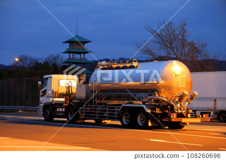 Image of tank truck 108260696