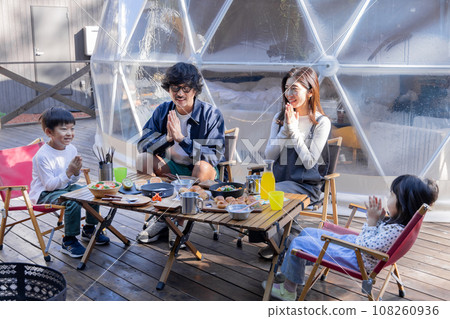 豪華露營:一個孩子躺在串珠墊子上使用智慧型手機 豪華露營:一個孩子躺在串珠墊子上使用智慧型手機 108260936