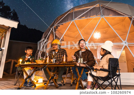 享受豪華露營的家庭 108260974