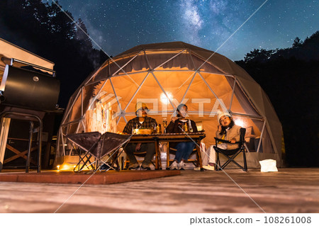 享受豪華露營的家庭 108261008