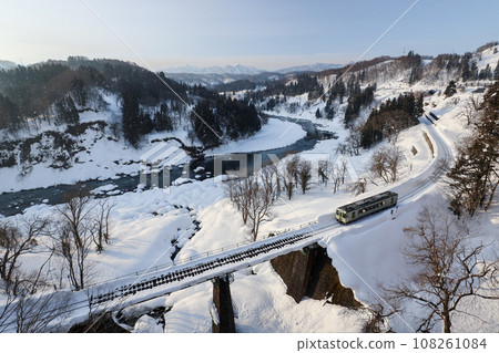 長野縣榮村,JR飯山線_雪中沿著千曲川行駛的列車 長野縣榮村,JR飯山線_雪中沿著千曲川行駛的列車 108261084