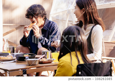 豪華露營家庭早餐場景 108261085