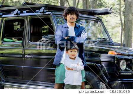 一個男人和他的孩子享受戶外活動 108261086