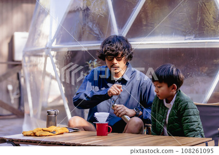 父親教如何沖泡美味的咖啡 父親教如何沖泡美味的咖啡 108261095