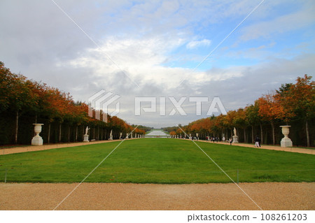 The gardens of Versailles, a world cultural heritage site on the outskirts of Paris that was the center of France's Bourbon dynasty. The gardens of Versailles, a world cultural heritage site on the outskirts of Paris that was the center of France's Bourbon dynasty. 108261203