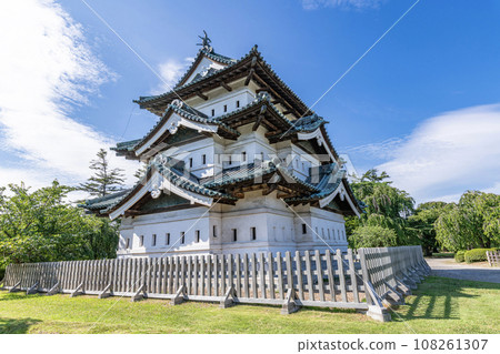 青森郡弘前市,東北地區唯一現存的天守閣,晴天時的弘前城天守閣 青森郡弘前市,東北地區唯一現存的天守閣,晴天時的弘前城天守閣 108261307