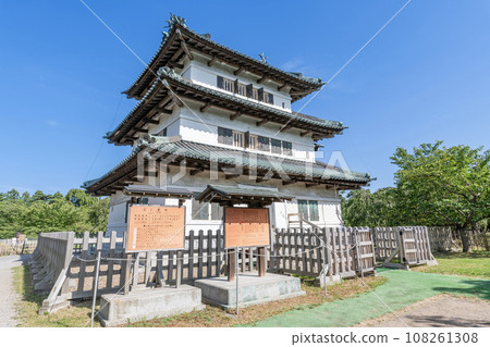 青森郡弘前市,東北地區唯一現存的天守閣,晴天時的弘前城天守閣 青森郡弘前市,東北地區唯一現存的天守閣,晴天時的弘前城天守閣 108261308