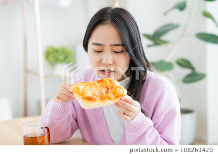 年輕女子吃披薩麵包 年輕女子吃披薩麵包 108261420