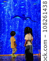 Child watching stingrays at the aquarium 108261438