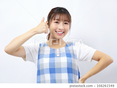 一個女人在圍裙的形象 108261549