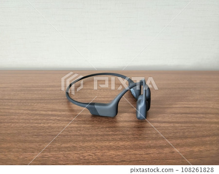 simple bone conduction earphones 108261828