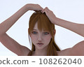 金髮藍眼睛的年輕女子的上半身 金髮藍眼睛的年輕女子的上半身 108262040