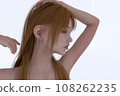 一名年輕棕色頭髮婦女的上半身 一名年輕棕色頭髮婦女的上半身 108262235