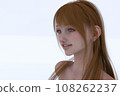 一名年輕棕色頭髮婦女的上半身 一名年輕棕色頭髮婦女的上半身 108262237