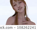 一名年輕棕色頭髮婦女的上半身 一名年輕棕色頭髮婦女的上半身 108262241