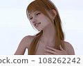 一名年輕棕色頭髮婦女的上半身 一名年輕棕色頭髮婦女的上半身 108262242