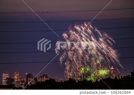Japan's Tokyo cityscape Tama River Fireworks Festival for the first time in four years. The 45th Setagaya Ward Tamagawa Fireworks Festival venue side/Tokyo Metropolitan Government Building in the back = 21st 108262804