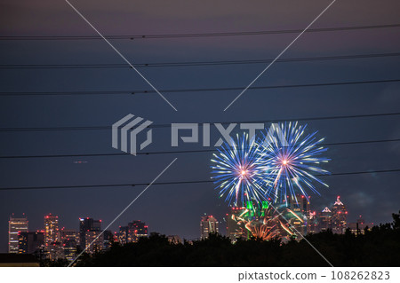 日本東京城市景觀多摩川煙火大會四年來首次。第45屆世田谷區玉川花火大會會場側/東京都廳大樓後方=21日 108262823