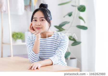 Young woman relaxing in the living room 108262980