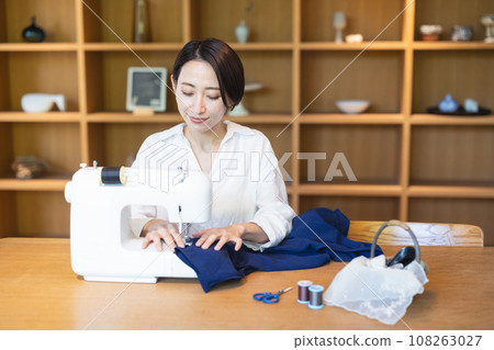 縫合與一台縫紉機的婦女 108263027