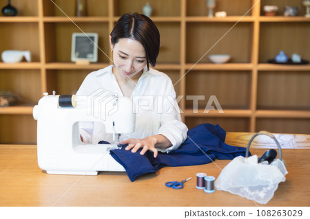 縫合與一台縫紉機的婦女 108263029