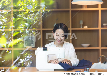 一個女人縫紉機 108263042