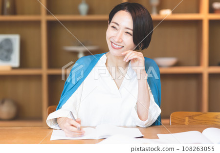 一個微笑的中年婦女 108263055