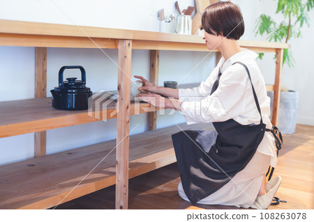 A woman who cleans the dishes A woman who cleans the dishes 108263078