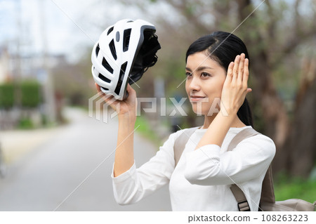 戴著自行車頭盔的年輕女子 戴著自行車頭盔的年輕女子 108263223