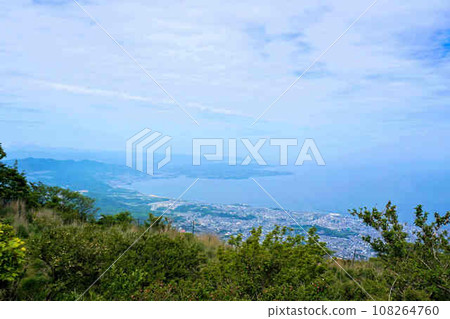 從大分縣鶴見山頂眺望別府灣 從大分縣鶴見山頂眺望別府灣 108264760