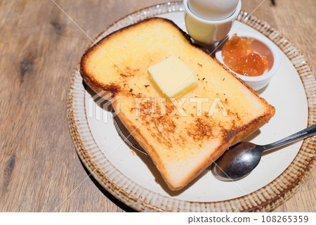 Morning set at a stylish cafe (white bread, boiled egg) 108265359