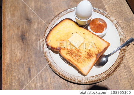 Morning set at a stylish cafe (white bread, boiled egg) 108265360