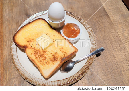 時尚咖啡館的早餐(白麵包、水煮蛋) 時尚咖啡館的早餐(白麵包、水煮蛋) 108265361