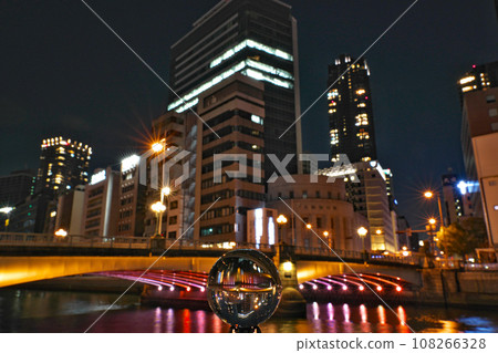 [難波橋夜景（水晶球）] 大阪府大阪市北區中之島 108266328