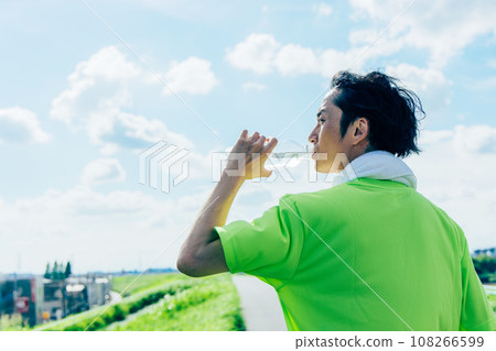 男人運動時補水 108266599